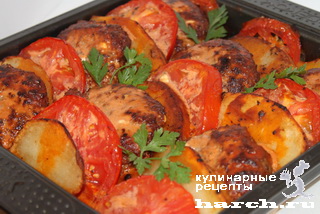Шницели, запеченные с картофелем и помидорами по-турецки