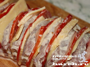 Свинина, фаршированная помидорами и сыром по-гусарски