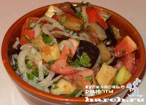 Теплый салат из жареных баклажанов и кабачков с помидорами