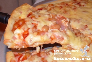 Тонкая пицца с ветчиной и фасолью