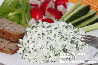 Творожный салат с фетой и зеленью
