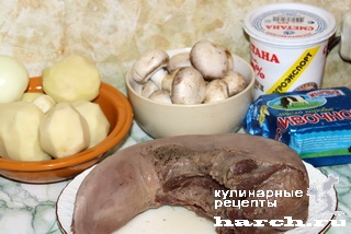 Язык, запеченный с грибами и картофельным пюре по-боярски