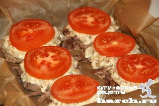 Язык, запеченный с грибами и помидорами под сыром