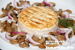 Закуска из жареного сыра с грибами и луком по-чешски