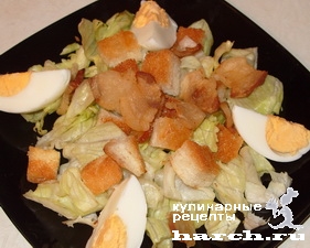 Зеленый салат с беконом, сухариками и яйцом "Вечеринка"